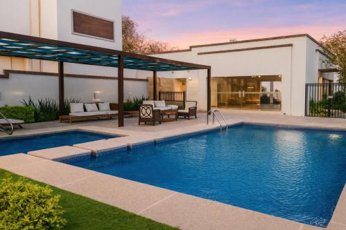 สระว่ายน้ำที่อยู่ใกล้ ๆ หรือใน Casa Moderna en privada con Alberca 5 min del Aeropuerto y Consulado Americano