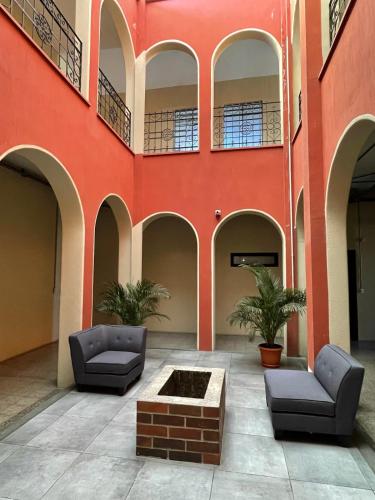 a courtyard in a building with two chairs and a fire pit at Apartamento 05 6ta Av Zona 1 Edificio Edwards in Las Victorias