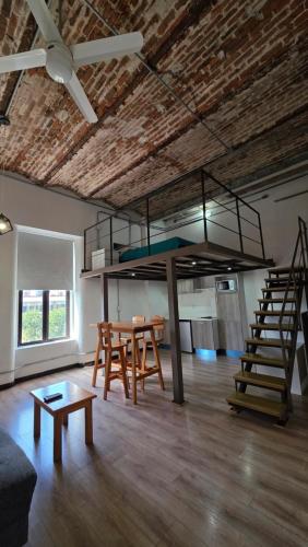 a living room with a table and a loft at Apartamento 05 6ta Av Zona 1 Edificio Edwards in Las Victorias