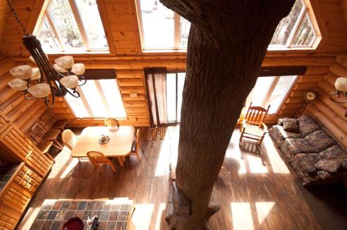 an overhead view of a living room in a log cabin at Le Chalet Bois Rond Relax in Saint-Tite-des-Caps
