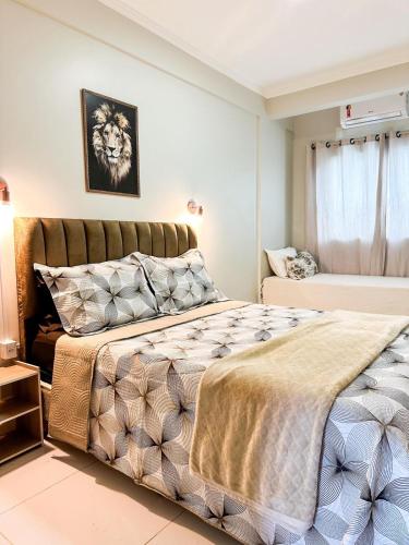 a bedroom with a large bed and a window at APË GOLD NO CENTRO DA CIDADE COM AR E CAMA KINg in Formosa