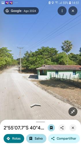 a screenshot of a cell phone of a road with a house at Camping ao ar livre in Camocim