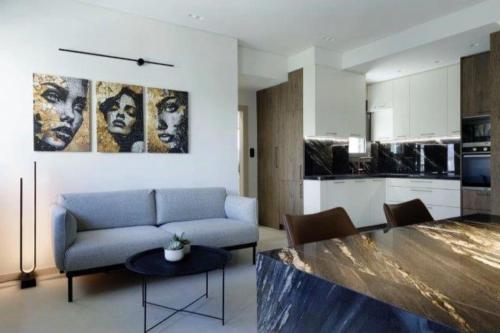 Plaza Luxury Suite, 2' from Metro, 5' from Piraeus