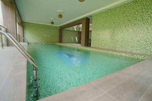 Baseinas apgyvendinimo įstaigoje Gkimmo arba netoliese