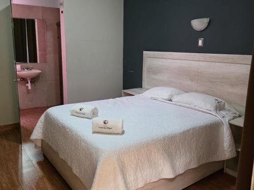 Llit o llits en una habitació de Hotel San Miguel