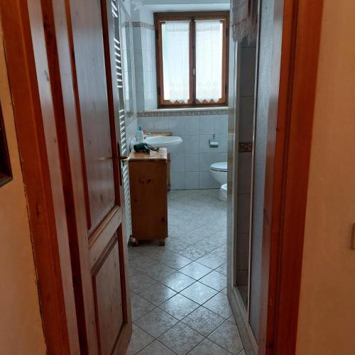 a bathroom with a toilet and a sink at Il Paradiso Della Montagna in Cutigliano