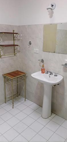 a bathroom with a sink and a mirror at DeptoSarmiento in Paso de los Libres