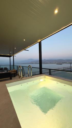 Piscina a The bay rak o a prop