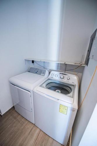a washer and dryer in a small room at Centro Cuauhtémoc Departamento en el Corazon de Monterrey in Monterrey