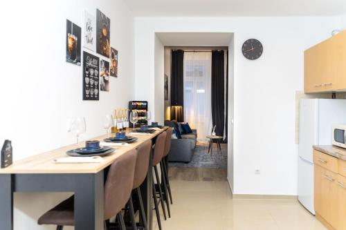 Foto Brand New Bright 2BR Apartment l Near Park & Metro 4