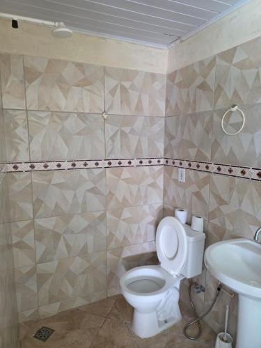 ein Badezimmer mit Toilette und Waschbecken in der Unterkunft kibeleza in Ilhéus