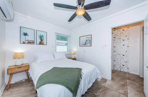 a bedroom with a bed and a ceiling fan at Sunshine Tropical Villa in Largo