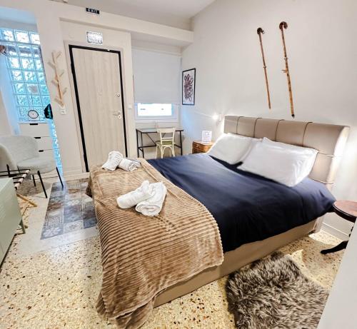 Chic Seaside Studio walk to Metro by Laonikos