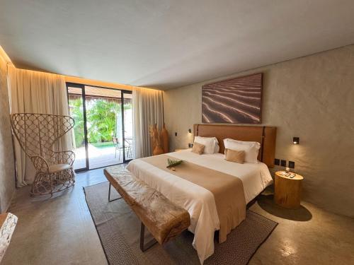 a bedroom with a large bed and a large window at Makena Hotel in Icaraí