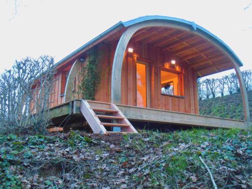 Cabane cosy avec terrasse en hauteur, poêle à bois - API-1-52-1725
