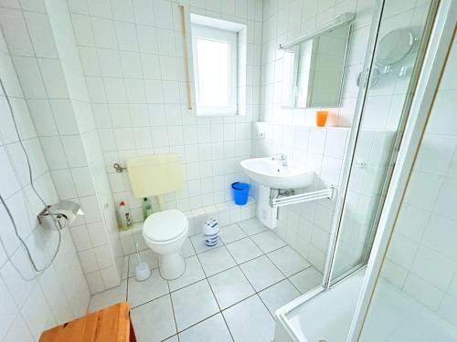 a bathroom with a toilet and a sink and a shower at Fewo Weitblick - helle Wohnung, 2 SZ, Wasserblick in Breege