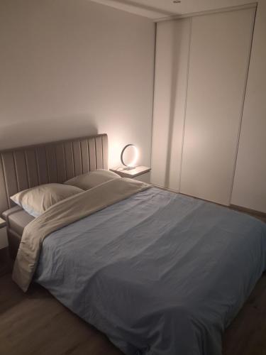 En eller flere senge i et værelse på Au petit dormant