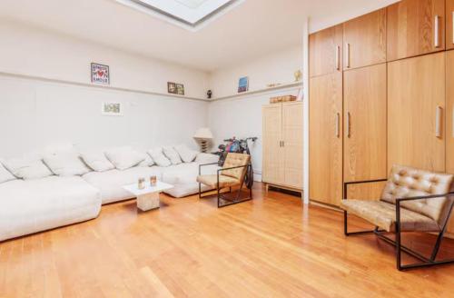 Bright and quiet Parisian apartment