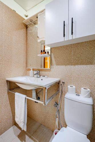 a bathroom with a toilet and a sink at Moderne studio au coeur de rabat in Rabat