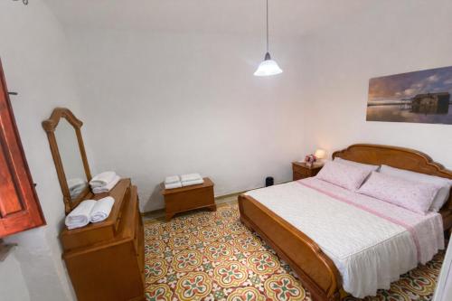 a bedroom with a bed and two nightstands and a bed sidx sidx sidx at Shaka guest house in Giba