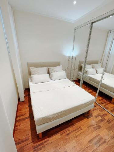 Hyper-centre, Air-conditioned apartment with balcony