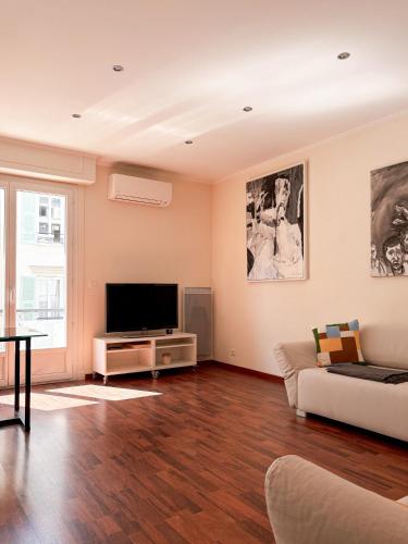 Hyper-centre, Air-conditioned apartment with balcony