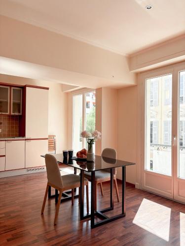 Hyper-centre, Air-conditioned apartment with balcony
