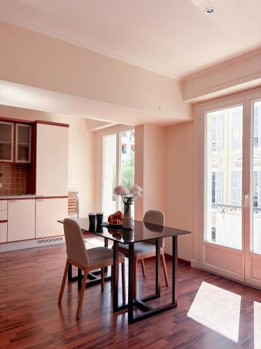 Hyper-centre, Air-conditioned apartment with balcony