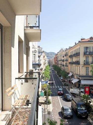 Hyper-centre, Air-conditioned apartment with balcony