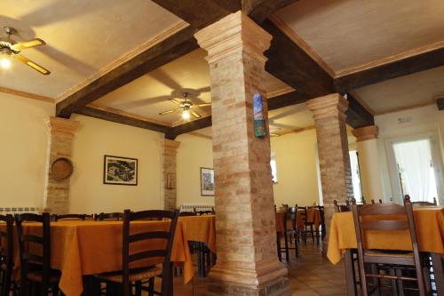 A restaurant or other place to eat at Agriturismo Casa degli Archi