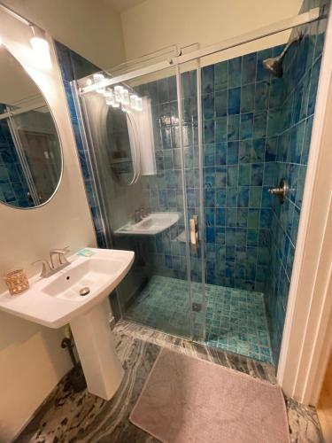 a bathroom with a sink and a shower at Hawaii Private Studio in Holualoa