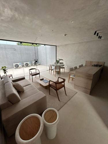 a living room with a couch and a table at Studio Gardenia Mobiliado - Batista Campos in Belém
