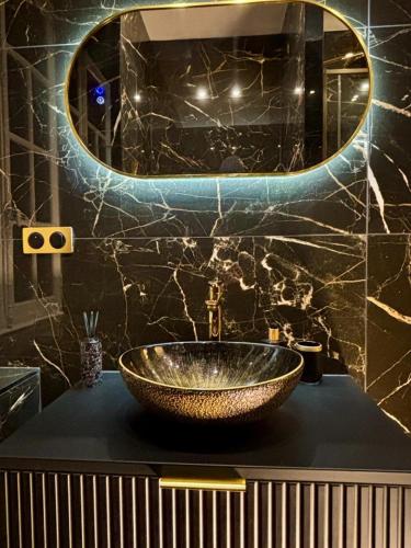 a bathroom with a bowl sink and a mirror at Chambre dans demeure de caractère in Missy-sur-Aisne