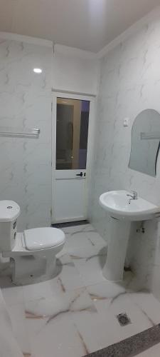un bagno bianco con un water e un lavandino di Appartement t2 a Luanda