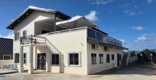 Six bedroom home - 10 minutes away from airport