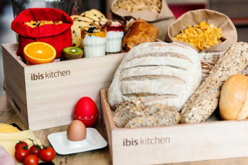 a wooden box filled with different types of food at Hotel ibis Lisboa Liberdade in Lisbon