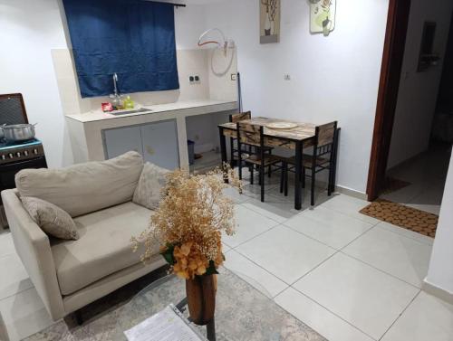 ein Wohnzimmer mit Sofa und Tisch in der Unterkunft Résidence Bingerville cité OPES in Bingerville