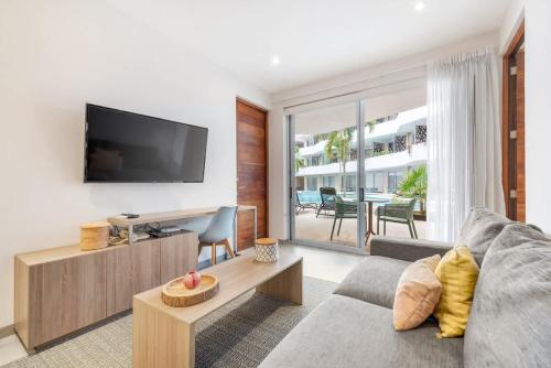 a living room with a couch and a tv at 2bed apartment 500m from beach in Playa del Carmen