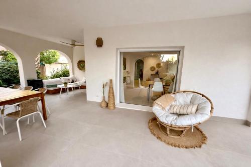 a living room with a table and a chair at Villa Paz in El Campello