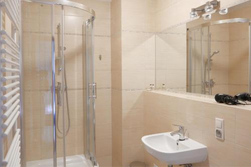 a bathroom with a shower and a sink and a shower at Przystanek Słupno, 5 km od Płock in Słupno