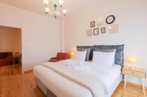 Atelier Poly - Two Bedroom Apartment for 5 Persons -50m to Metro Sintrivani Station- 6th floor plain View - Center -