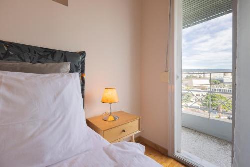 Atelier Poly - Two Bedroom Apartment for 5 Persons -50m to Metro Sintrivani Station- 6th floor plain View - Center -