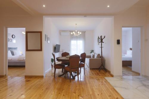 Atelier Poly - Two Bedroom Apartment for 5 Persons -50m to Metro Sintrivani Station- 6th floor plain View - Center -
