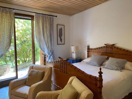 a bedroom with a large bed and a couch at Villa Rocchetta in Casa Mora