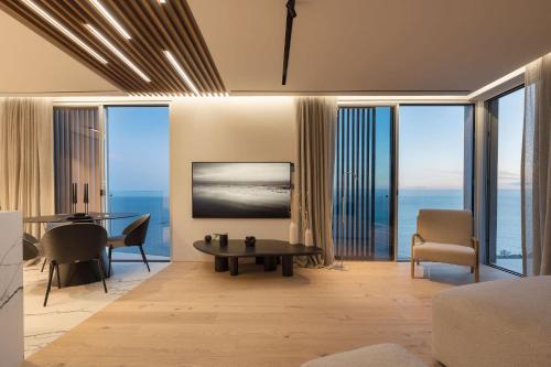 Aurora Residence III - Ultra Luxury Ocean Cliff Edge Retreat