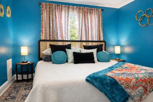 Ein blaues Schlafzimmer mit einem großen Bett und blauen Wänden in der Unterkunft Broad Ripple Home witth Hot Tub Near Downtown Indy in Indianapolis