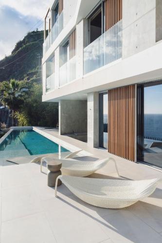 Aurora Residence III - Ultra Luxury Ocean Cliff Edge Retreat