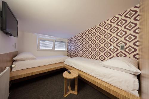 Llit o llits en una habitació de Bit Center Hotel