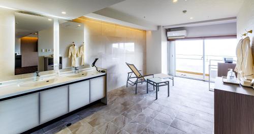 a bathroom with two sinks and a large mirror at Bettei Amafuru Oka in Ibusuki