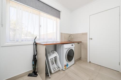 a washing machine in a laundry room with a window at 3Bed 2Bath home - Nth Central Reno metres from Hosp w Wifi in Shepparton